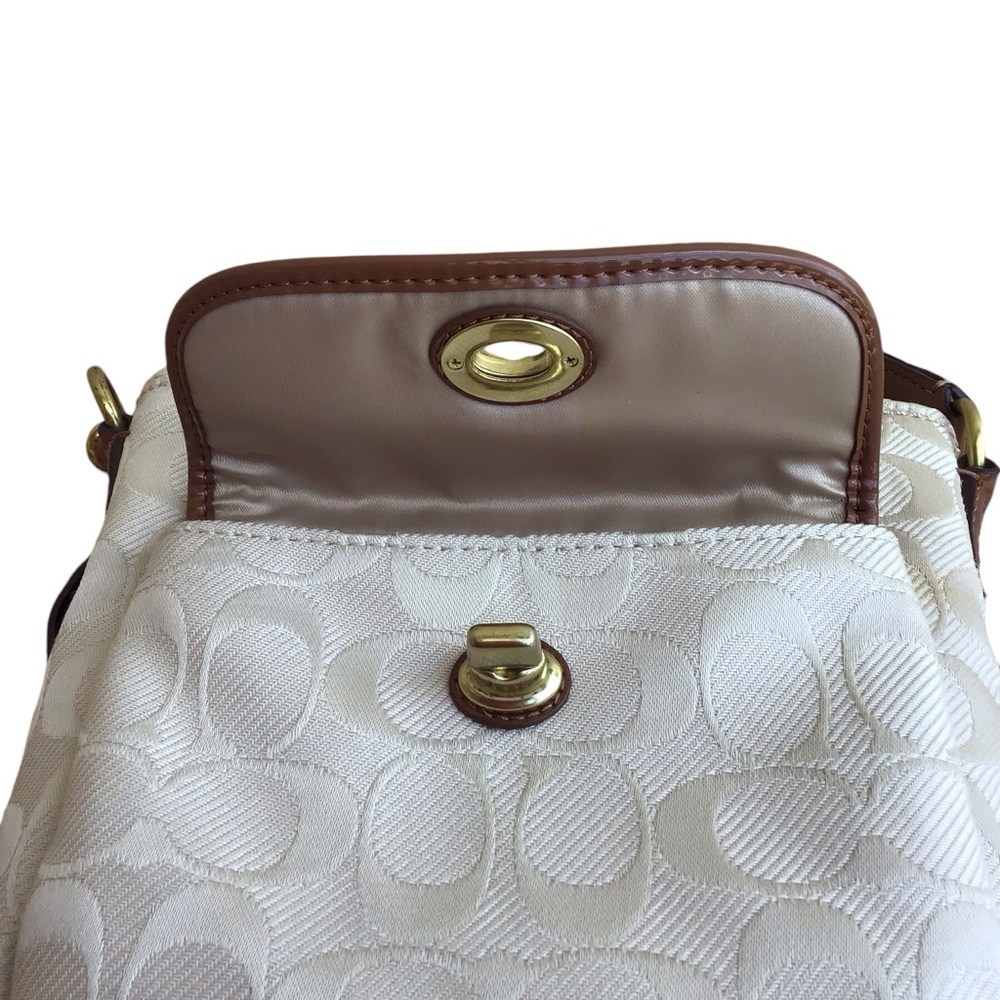 Coach Campbell Signature Twill Swingpack - Picture 13 of 17
